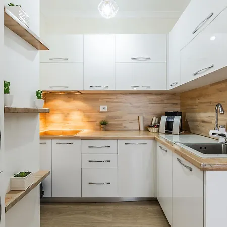 Apartment Peaceful In Center Durres
