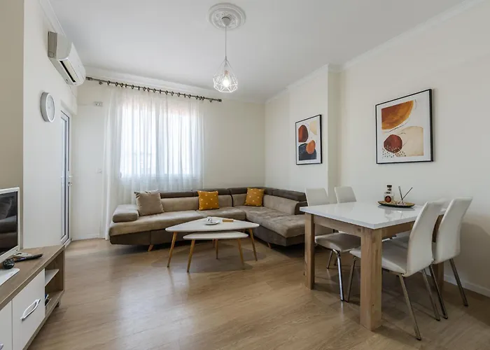 Peaceful In Center Apartment